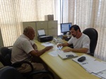 Luiz Arruda durante visita com secretário de Saúde 