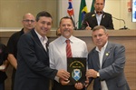 Entrega de homenagem ocorreu no Plenário Francisco Antonio Coelho