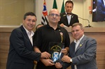 Entrega de homenagem ocorreu no Plenário Francisco Antonio Coelho