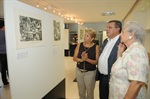 Nair (à dir.), Pedro Cruz e a chefe de gabinete Darcy Libardi observam desenho de Ruiz