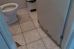 Porta e piso do banheiro estão danificados