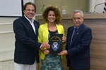 Moschini entrega, junto com Capitão Gomes, a homenagem a Aninha Barros