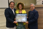 Moschini entrega, junto com Capitão Gomes, a homenagem a Aninha Barros