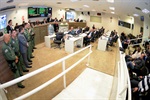 Trevisan entregou a moção de aplausos aos policiais militares nesta quinta-feira