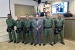 Trevisan entregou a moção de aplausos aos policiais militares nesta quinta-feira