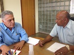 Pastor Luizinho conversa com o prefeito Gabriel Ferrato