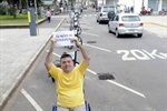 Ação de Bandeira, na praça José Bonifácio, chamou a atenção de motoristas e pedestres