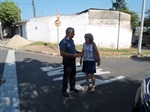 Vereador Carlinhos Cavalcante (PPS) conversando com a diretora da escola estadual Judith Moretti Accorsi, Marisa Turolla Grin