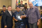 Homenagem à equipe do canil da Guarda Civil Municipal foi entregue nesta segunda-feira