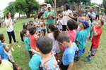 Longatto reúne crianças, professores e diretores em plantio de árvores