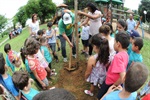Longatto reúne crianças, professores e diretores em plantio de árvores