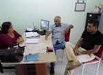 Carlinhos conversando com a proprietária da "Casa de La Viitta". 23 idosos moram no local e recebem atendimento médico
