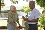 João Manoel conversando com José Cuevas, de 81 anos