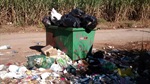 Local conta com apenas uma lixeira, que é insuficiente para o armazenamento do lixo