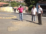Vereador Luizinho Arruda (PTB) conversando com moradores