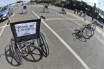 Cadeiras de rodas em vagas não reservadas chamou atenção da população