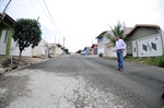 Vereador verifica asfalto precário no Jd São Vicente II
