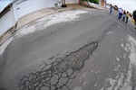 Vereador verifica asfalto precário no Jd São Vicente II
