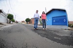 Vereador ouve reclamação de moradora sobre asfalto precário