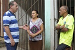 Moradores do bairro, Bonifácio Ferreira Neves e Maria de Araújo conversam com Abdala