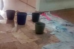 Goteiras obrigavam funcionários a colocar baldes no chão