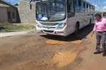 Motoristas de ônibus reclamam de buraco
