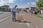 Na rua Moisés João Nabarrete Granado, morador afirma que buraco motivou acidente