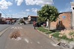 Na rua Moisés João Nabarrete Granado, morador afirma que buraco motivou acidente
