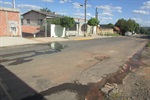 Fotos revelam deterioração de camada asfáltica no bairro Vale do Sol