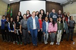 Coronel Adriana com alunos da escola Doutor Alfredo Cardoso.