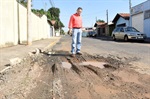 Vereador confere buraco na rua Altino Arantes, em frente ao número 1062.