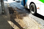 Buraco em faixa preferencial de ônibus gera preocupação em moradores e motoristas, na avenida Armando Salles de Oliveira