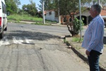 Enorme buraco em via do bairro Vila Cristina preocupa Tozão