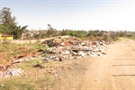Depósito clandestino de lixo surgiu nas proximidades da instituição
