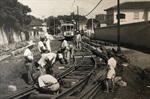 Foto de 1948 traz trabalho de colocação de linhas de bonde na rua Saldanha Marinho
