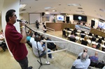 Adilson Menezes, da Irmandade do Divino, participou da discussão usando o microfone aberto ao público