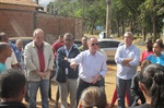 Gilmar Rotta e o prefeito Barjas Negri em reunião no bairro, em agosto