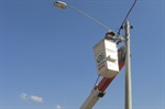 Prefeitura e CPFL começaram a instalar os postes nesta quinta-feira