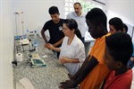 Isac Souza acompanha visita prática dos alunos no Projeto Ciência na Escola.