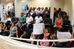 Pais de alunos compareceram ao plenário, durante a reunião ordinária, em protesto