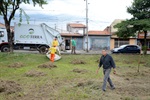 Limpeza e capinação próximo ao piscinão da avenida Corcovado foram realizadas nesta segunda-feira