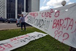 Trevisan pintou faixas com mensagens cobrando da Prefeitura atenção à praça