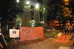 Ativistas estenderam faixas e acenderam velas em ato em memória a Marielle e Anderson