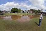 Campo de futebol alagado em área de lazer próximo ao Crab Vila Sônia