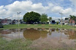 Campo de futebol alagado em área de lazer próximo ao Crab Vila Sônia
