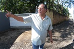 Longatto confere a colocação de cascalho na rua de Servidão, localizada no bairro Jardim São Francisco.