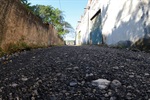 Longatto confere a colocação de cascalho na rua de Servidão, localizada no bairro Jardim São Francisco.