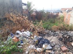 Terreno no bairro Vila Sonia com descarte irregular de lixo e entulho