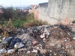 Terreno no bairro Vila Sonia com descarte irregular de lixo e entulho