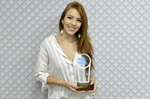 Maria Julia Chequito Alves com o troféu de primeiro lugar pelo trabalho inscrito na categoria Publicidade em Mídia Digital, no XXIII Intercom Sudeste. 